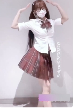 《一只可爱简》一字马身材火辣紧身衣