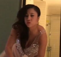 震惊-旅游中偶遇伊犁软妹子，丰满双胸摇摇欲坠，给力中完美露脸