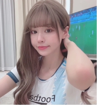 足球宝贝穿着露脐的球衣