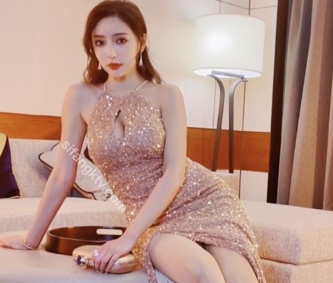 王馨瑶穿金色礼服的大众女神在秀人网上亮相