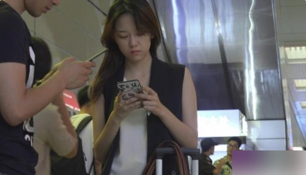 精选美女展示迷人玉足的街拍系列作品