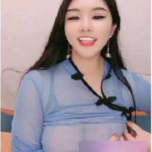 卡戴珊：性感身材下垂诱人的直播视频