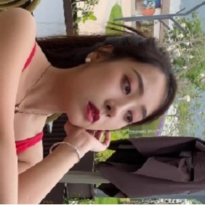 美女穿红色泳装展示完美胖臀和迷人美腿的视频(1V,9.76G,百度云)