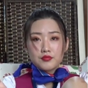 转载搬运的K&M品牌萍萍包臀裙和凉高裸足挑鞋，1V850M型号，可在百度云资源上下载，百度盘提供。