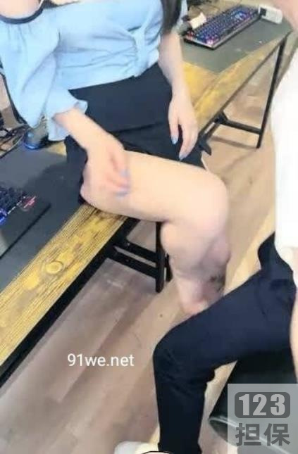 顶级美少女在网吧包厢中激战泽美