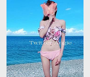 推特名媛Angie的顶级身材和美腿,与闺蜜一起欣赏《二龙戏二凤》的戏码