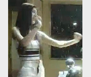 神秘力量：黑衣苗条公主统治的高科技城市