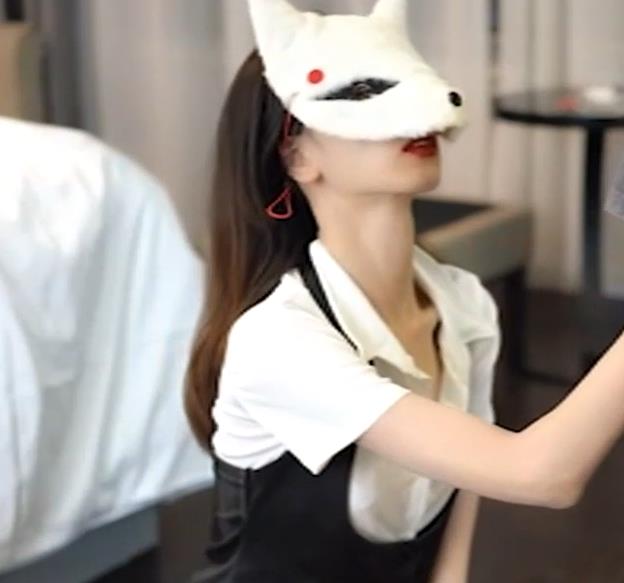 软软学姐私拍展示，10V1.3G，纤细苗条身材惹人羡慕