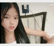 19岁无敌光“阴”妹子自拍视频，火爆脾气互动骂粉丝，怀里玩棍子道具玩，用嘴小哥C