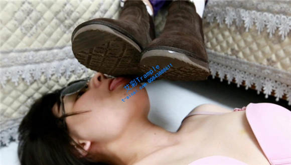 夏季雪地靴臭脚女M26分钟1.07GB舔鞋底闻味视频