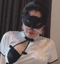 妻子穿着旗袍和黑丝袜，控制着光贤娆推着后面的购物车。