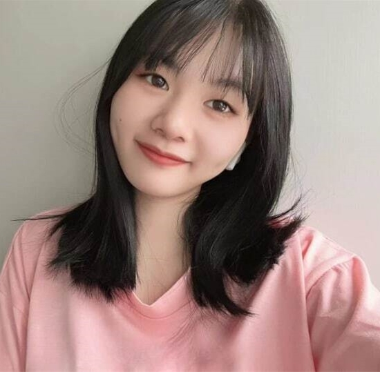 重庆奶茶店美女摄影师拍摄的C杯美女抠动照片