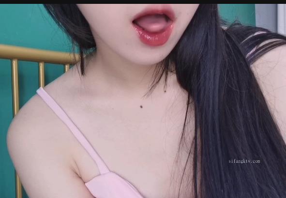 19岁校服JK挑战道具秀，透明睡衣高跟鞋，爆C好身材