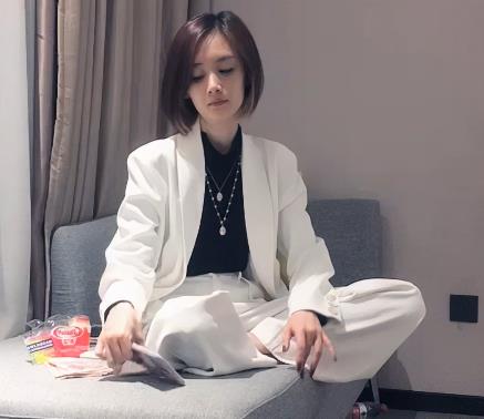 文轩探花:高冷颜值短发妹,爱上凤楼姐姐,精选视频下载