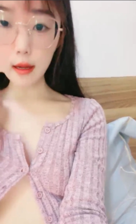 眼镜反差婊顾茜茜直播火箭模型展示，118v47g视频分享