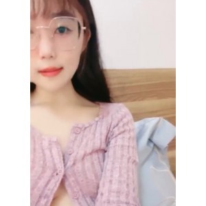 眼镜反差婊顾茜茜直播火箭模型展示，118v47g视频分享
