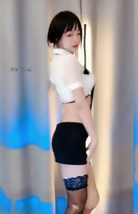 虎牙女神林小花最新视频：超清纯99年少女，时长13分54秒