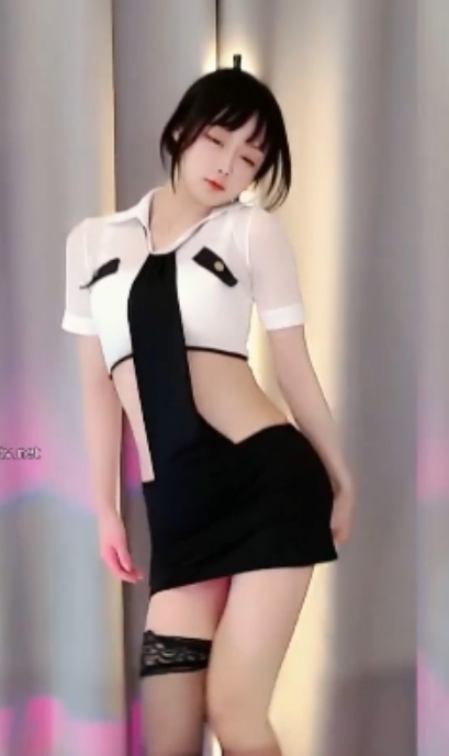 虎牙女神林小花最新视频：超清纯99年少女，时长13分54秒