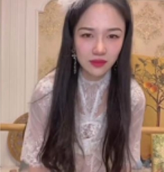 稀有玩法的抖音小网红穿着牛仔裤在户外喷N的原版无水商品