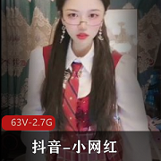 稀有玩法的抖音小网红穿着牛仔裤在户外喷N的原版无水商品