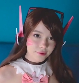 性感大罩杯妹的骚边缘嘴艺：小怪兽拍脸舔嘴出声