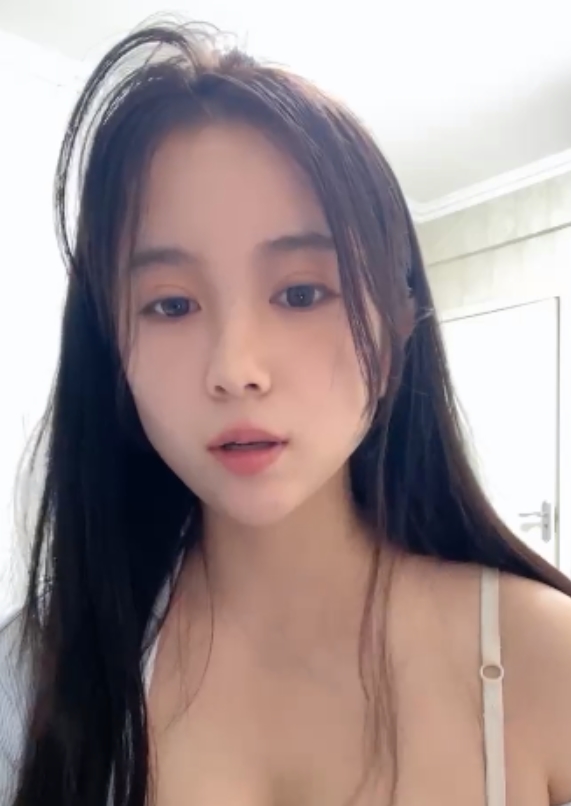 00后小姐姐：漂亮馒头女神的柔软酥球视频集，闷骚感觉打包百度盘