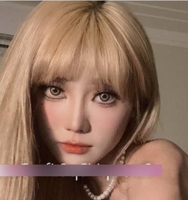 网红大神田心三水举牌自拍，展现默契互动