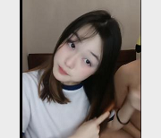 清纯长发美女小雨：3000件服饰展现不同风格和魅力