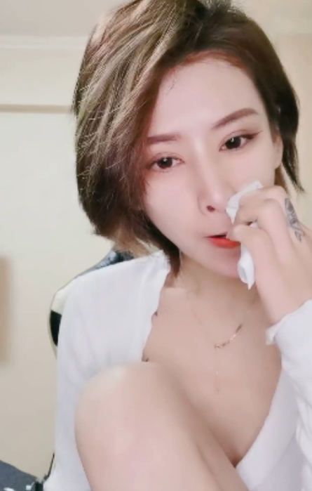 网红蔡美仁动作美到爆，1v+2.08G视频震撼上贤妗