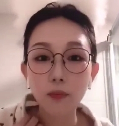 东北眼镜姑娘视频通话逗趣情难自禁