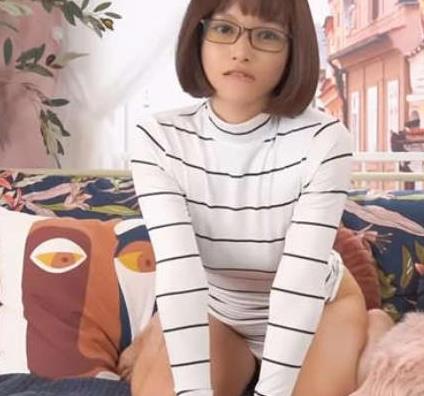 KylieNG成熟气质眼镜翘臀视频合集14.6G，P站女神圣诞佳作在线欣赏