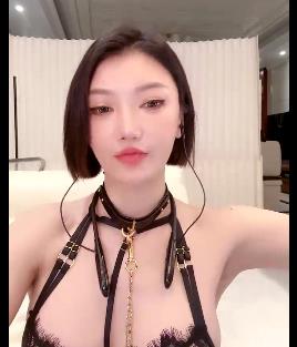 小巫婆：颜值车灯身材福利合集，道具秀惊艳全场