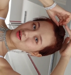 红色性感泳装大罩杯美女2V8.1G百度云视频，长腿迷人魅力