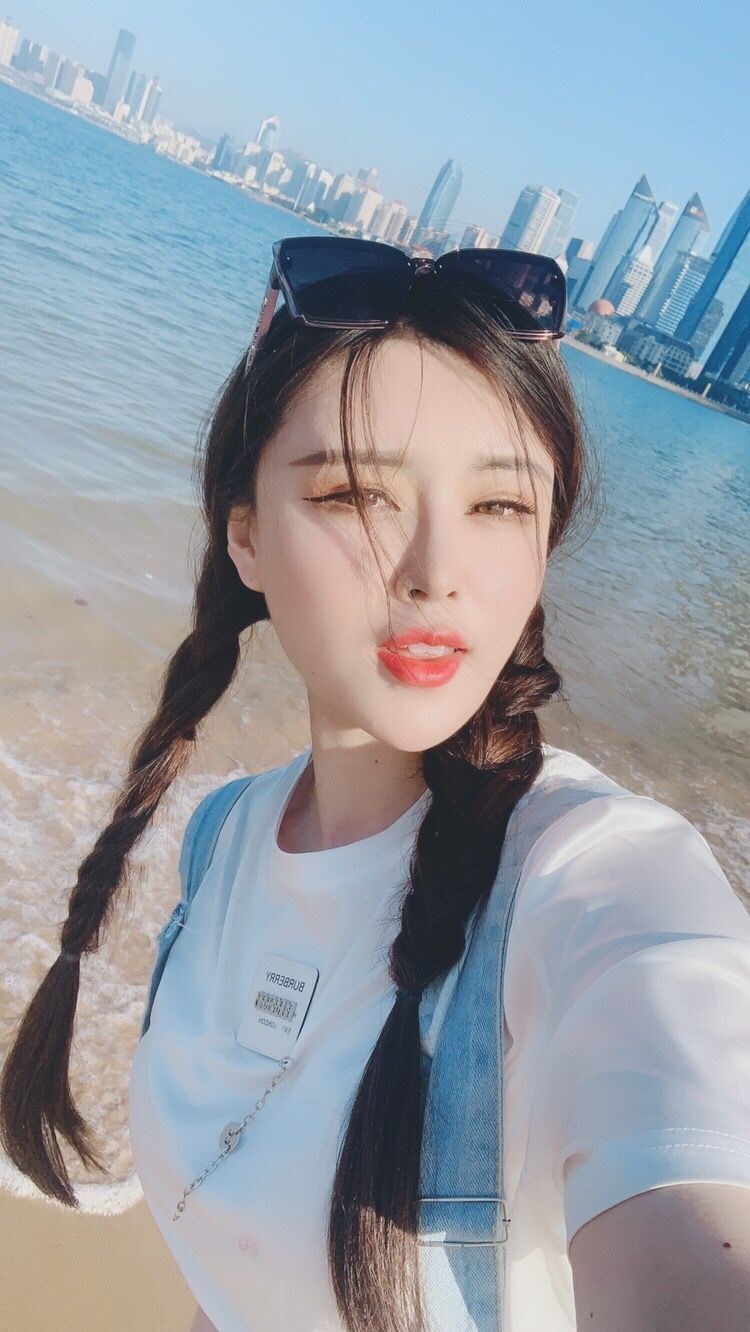 性感吊带露肩美少女，时尚穿搭作品大放送！695m视频尺度尽显