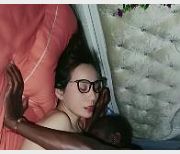 你想了解更多关于媚黑阿姨的故事，不妨下载观看这部4.4G的自拍视频，一窥其中的精彩内容。