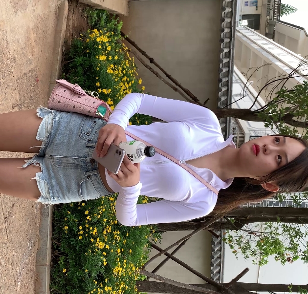 火辣热裤美女2V视频大长腿胖臀6.74G百度云独家下载