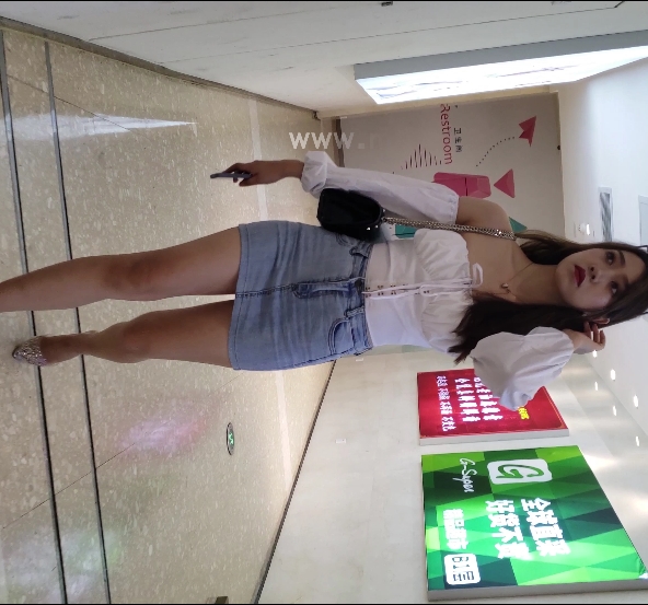 迷人美腿，牛仔短裙高跟美女，4V视频，11.39G百度云下载