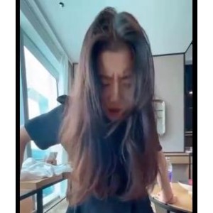 张津瑜自拍视频大放送，洗手间口作品惊艳众人，快来观看！