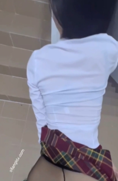 绝美清纯少女楼梯间互动诱惑身材百度盘