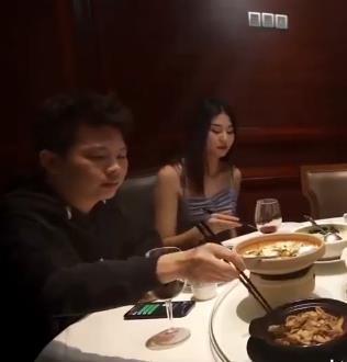 堕落人Q自拍4V-1.8G：创意连载作品，超越传媒公司！