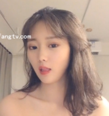 19岁女神黑伈：粉嫩白皙勇敢脱光抠动放飞自我