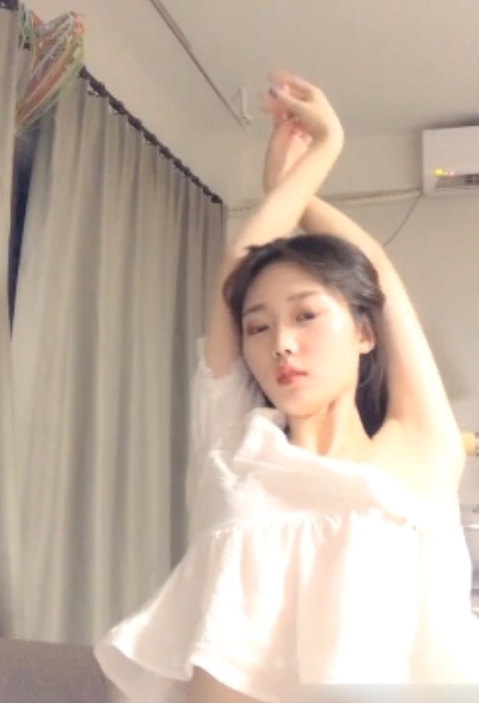 19岁女神黑伈：粉嫩白皙勇敢脱光抠动放飞自我