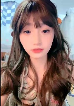 呜崽酱女神颜值巅峰自拍视频4V-2.2G,嫩嫩优质道具自娱自乐