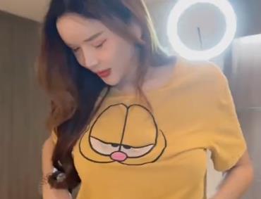 泰国女子Mimie最新自拍作品1V-613M，湾湾T上贤娆设备问题不影响S气质下载观看