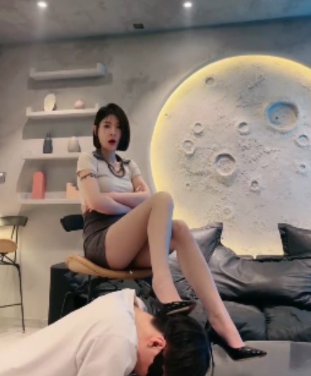 在这个视频合集中，主角是知名女主播小深深儿，展现了脚部的魅力，粉嫩的皮肤和白皙的脚趾在黑丝高跟的衬托下显得格外迷人。观看视频时仿佛能感受到舔脚的。合集包含多个视频，大小各异，内容涵盖脚模摄影、直播表演、清纯角色扮演等多个方面，带来不同的视听享受。愿您在直播间中找到最好的体验！