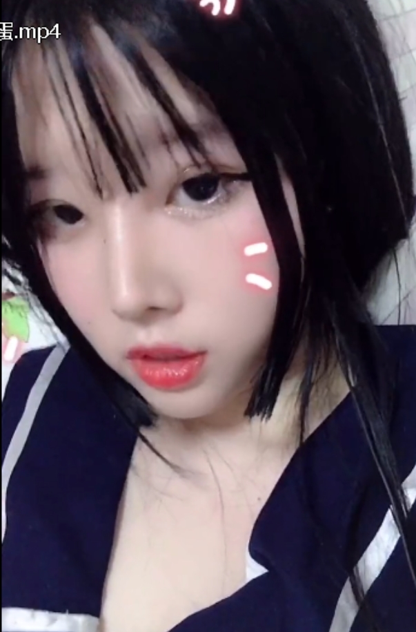 根据您提供的内容，为该商品取一个标题，我建议：活泼可爱萌妹视频合集[21V+3.4G][百度盘]这个标题包含了关键信息，突出了视频的大小和数量，同时也展现了视频内容中主角的特点。希望这个标题符合您的需求！如果需要进一步修改，请随时告诉我。