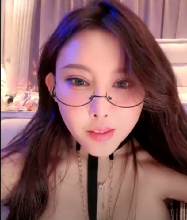 让观众们沉醉其中。如果你也是云小禾的粉丝，不妨下载她的最新直播小合集，感受一下她独特的魅力吧！[转载搬运]主播云小禾最近的直播小合集[7V+8.8G][百度盘]