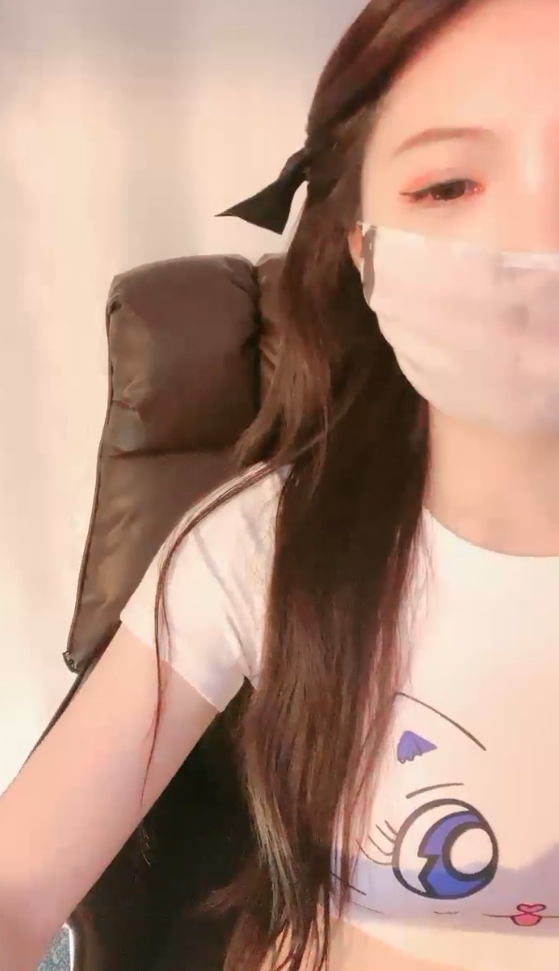 “甜腻小喵：啵一口奶盖，视频收藏高达185v166.7g！”