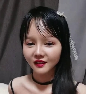 模特《苏苏苏》展现扑克高手技巧，长时间坐在沙发上打牌