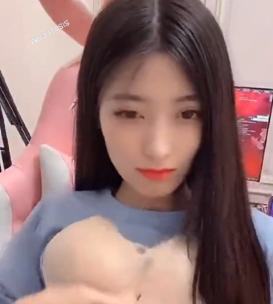 英雄联盟主播月月大小姐1v1精彩对决65m，粉丝疯狂收藏